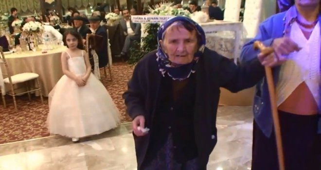 Yaşlı Nine Bastonuyla Keskin Ağırlaması Oynadı