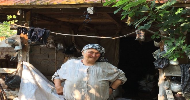 Evi Yanan Yaşlı Kadın Kömürlükte Yaşam Mücadelesi Veriyor