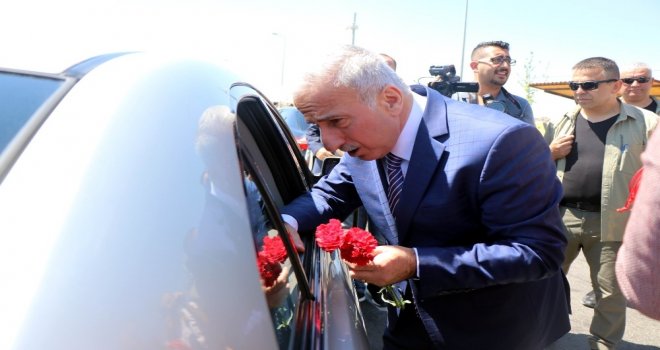 Vali Kamçı Trafik Denetimine Katıldı, Vatandaşlara Kırmızı Düdük Ve Karanfil Verdi