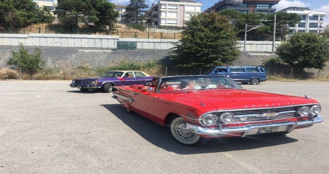 Bağdat Caddesinde Klasik Otomobillerden Zafer Konvoyu