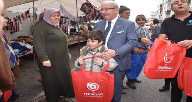 Başkan Kadir Albayrak Pazarda Bez Çanta Dağıttırdı