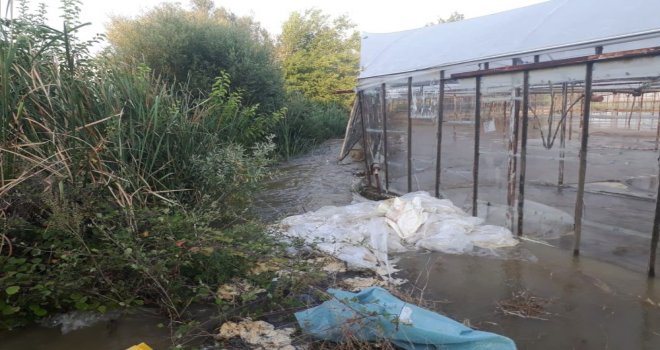 Antalyada Yaz Ayında Seraları Su Bastı