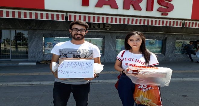 İzmirde Bir Grup Öğrenci Şeker Ve Kolonya Dağıtarak Vatandaşlarla Bayramlaştı