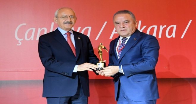 Başkan Böcek Ödülünü Kılıçdaroğlundan Aldı