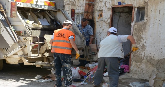 Belediye Ekipleri Çöp Evi Temizledi