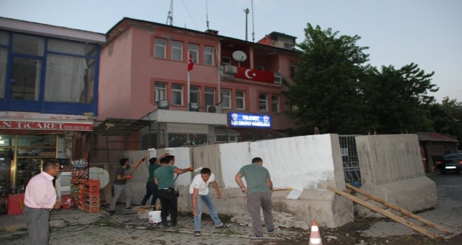 Polisler Güvenlik Duvarını Boyadı