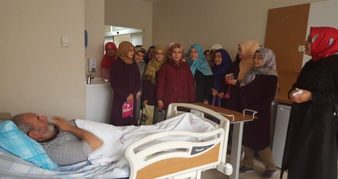 Ortaokul Öğrencilerinden Hastalara Ziyaret Sürprizi