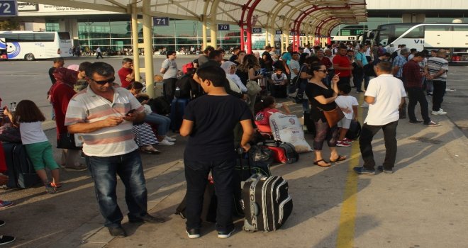 Bayram Tatilini Memleketinde Geçirmek İsteyenler Otobüs Terminaline Akın Etti