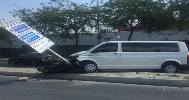 Ambulansa Yol Vermek İsterken Refüje Çıktı: 1İ Hamile Kadın 2 Yaralı