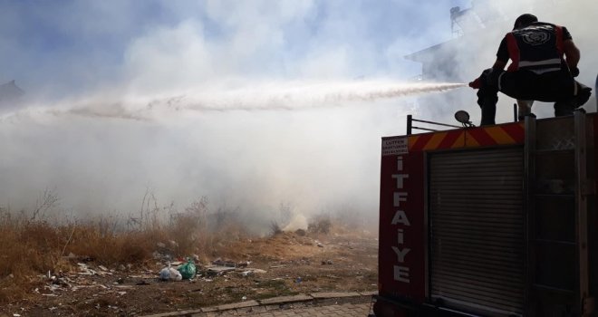 Bingölde, Ot Yangını Evlere Ulaşmadan Söndürüldü