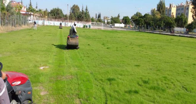 Büyükşehir'den çim sahalara özel bakım