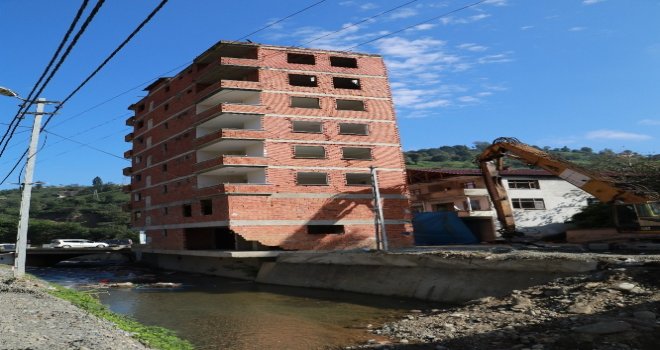 Rizede 2 Ağustosta Yaşanan Selde Gündeme Gelen 7 Katlı Bina Bugün Yıkılıyor