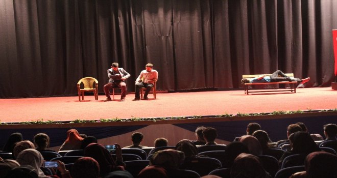 Elazığda “Umudun Adı Mavi” Tiyatro Oyunu Sahnelendi