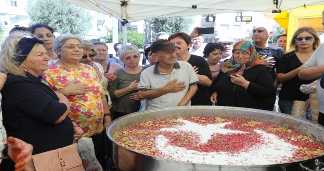 Bucada Onlarca Kişiye Aşure Dağıtıldı