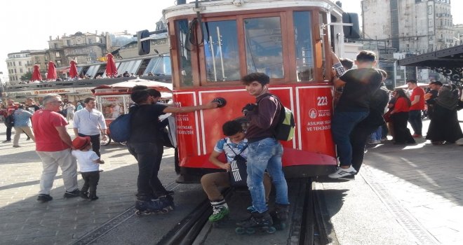 Taksimde Nostaljik Tramvayın Arkasına Takılan Patenli Gençlerin Tehlikeli Oyunu Kamerada