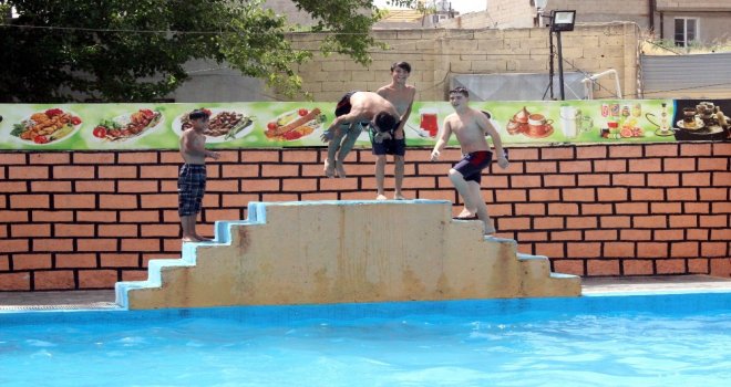 Sıcaktan Bunalan Türk Ve Suriyeli  Gençler Havuzda Yüzerek Serinliyor
