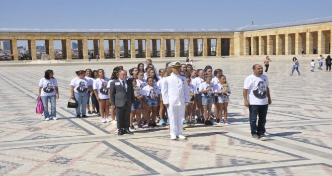 Madalyalarla Anıtkabire Ziyaret