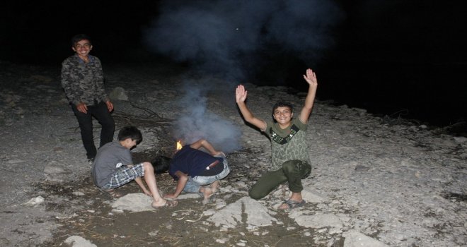 Çocukların Habur Çayında Tehlikeli Gece Eğlencesi
