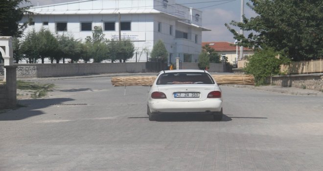 Otomobilin Camlarından Taşan Yük Görenleri Şaşırttı