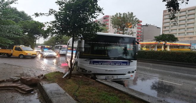 Aydında Halk Otobüsü Refüje Çarptı; 3 Yaralı