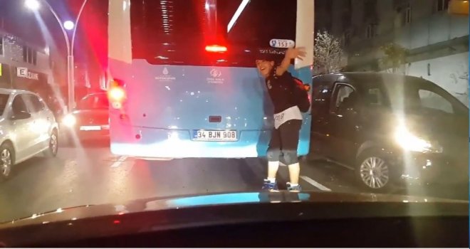 (Özel) İstanbulda Patenli Gencin Tehlikeli Yolculuğu Kamerada