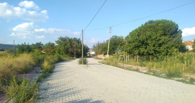 Yolun Ortasında Kalan Direk Korkutuyor