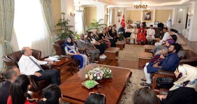 Vali Azizoğluna 17 Farklı Ülkeden Öğrenci Ziyareti