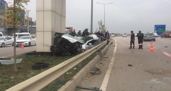 Otomobiliyle Üst Geçide Çarpan Kadın Sürücü Hayatını Kaybetti