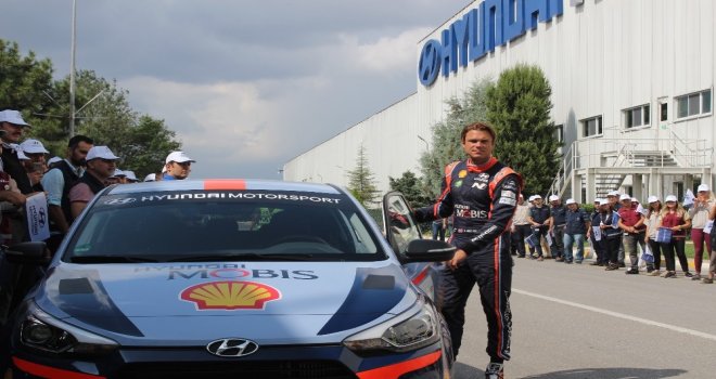 Ünlü Ralli Pilotu Andreas Mikkelsen, Aracının Üretildiği Fabrikayı Ziyaret Etti