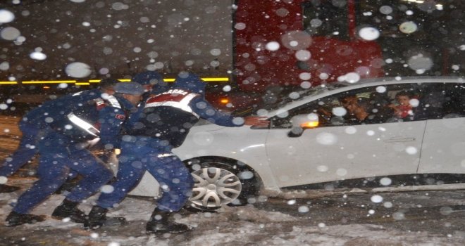 Antalya-Konya Karayolunda Kar Kalınlığı 15 Santimetreye Ulaştı