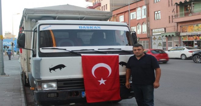 (Özel) Aracını Türk Bayraklarıyla Süsledi, Ankaraya Doğru Yola Çıktı