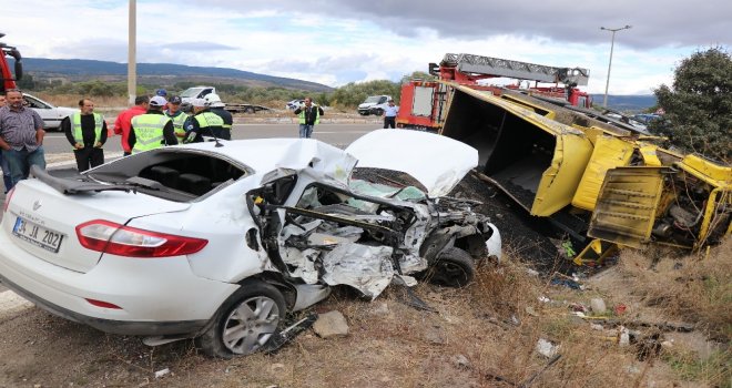 Asfalt Yüklü Kamyon Otomobille Çarpıştı: 1 Ölü 3 Yaralı