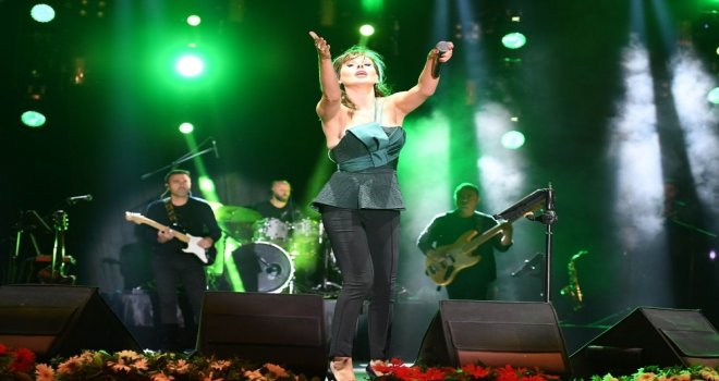 1800 Metre Rakımlı Feslikan Yaylasında Sümer Ezgü Ve Funda Arar Konseri