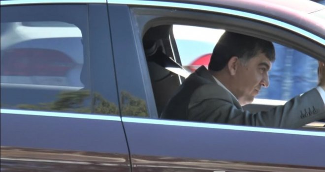 Belediye Başkanı Makam Aracından Vazgeçti