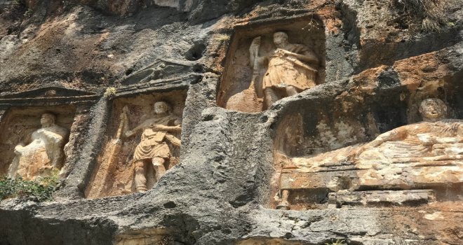 (Özel) 2 Bin 400 Yıl Önce Yapılan Adam Kayalar Görenleri Büyülüyor