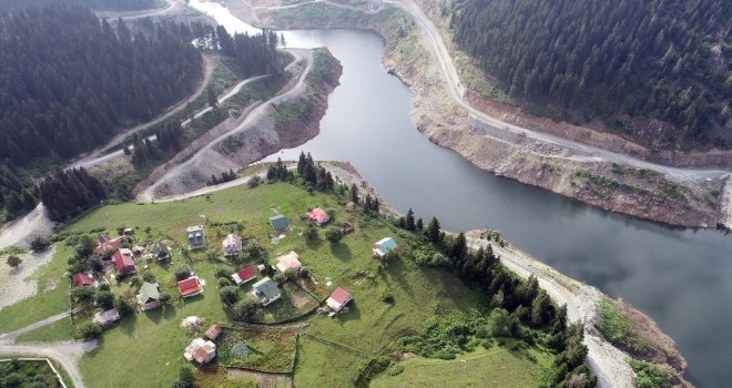 Etrafı Ormanlarla Çevrili Gölet Büyülüyor