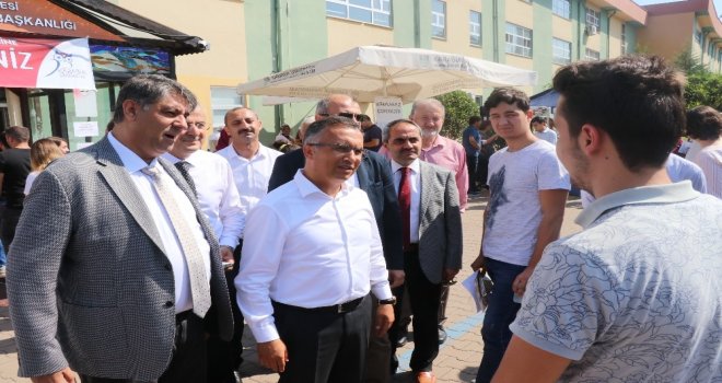 Vali Çeber Ve Rektör Polat Kayıt Yapan Öğrencilerle Bir Araya Geldi
