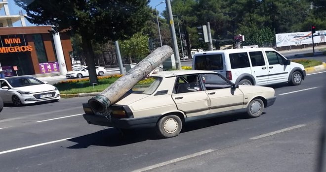 Otomobilin Üzerine Yüklenen Demir Boru Pes Dedirtti