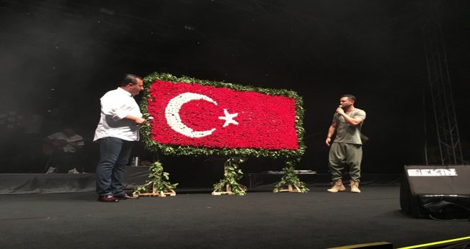 Menderes Zafer Bayramını Murat Bozla Kutladı