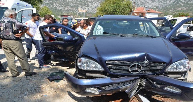 2 Otomobil Kafa Kafaya Çarpıştı: 2Si Çocuk 5 Yaralı