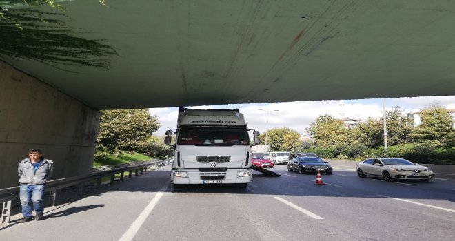 Beton Trafo Yüklü Tır, Üst Geçide Takıldı