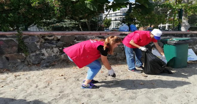 Sağlıklı Yaşam, Sağlıklı Çevre İle Olur Diyerek Çevreyi Temizliyorlar