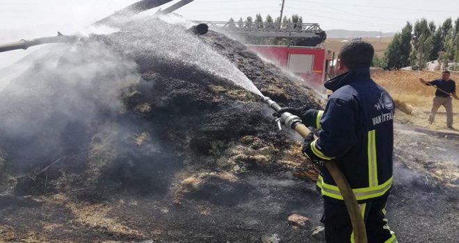Özalp İlçesinde Bin Bağ Ot Ve 8 Ton Saman Yandı