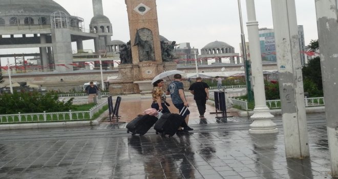 Beyoğlunda Vatandaşlar Yağmura Hazırlıksız Yakalandı