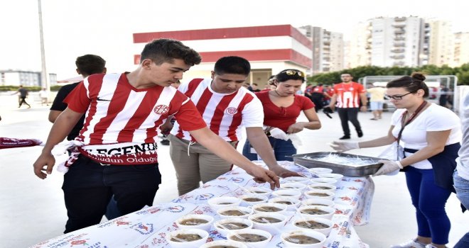 Muratpaşa Belediyesinden Maç Öncesi Aşure İkramı