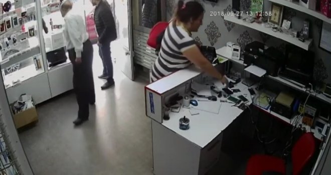 (Özel Haber) Müşteri Kılığında Girdiği Dükkandan Cep Telefonunu Böyle Çaldı