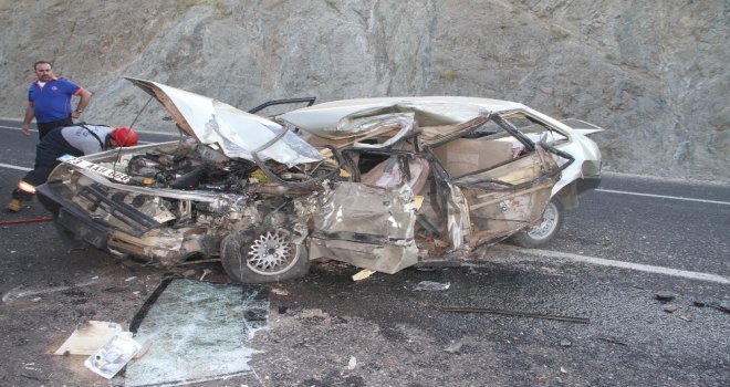 Çekici İle Çarpışan Otomobil Hurdaya Döndü: 1 Ölü, 1 Yaralı
