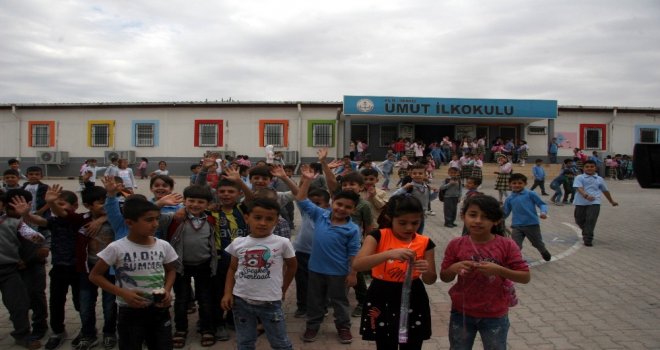 Suriyeli Çocuklara Çanta Ve Kırtasiye Malzemesi Dağıtıldı