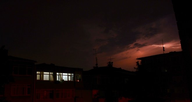 İstanbulda Şimşekler Geceyi Aydınlattı