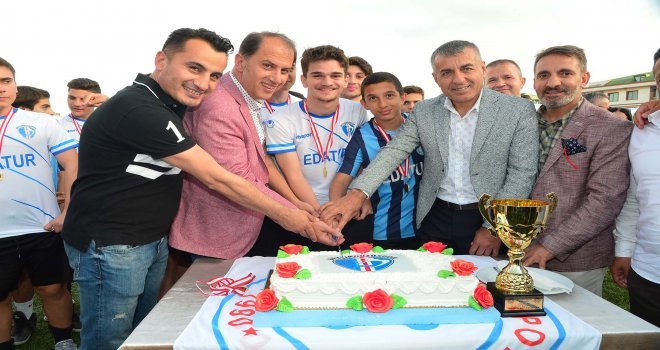 Beylikdüzüspor Şampiyonluk Kupasını Kaldırdı